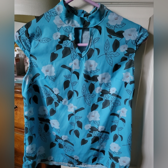 Lightweight sleeveless blouses with flowers. - Picture 3 of 4